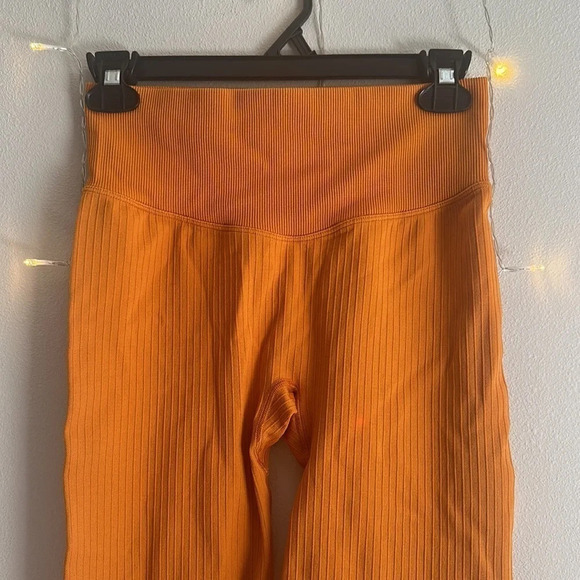 VS Pink Seamless Ribbed Compression Legging​​​​​​​ - Picture 2 of 5